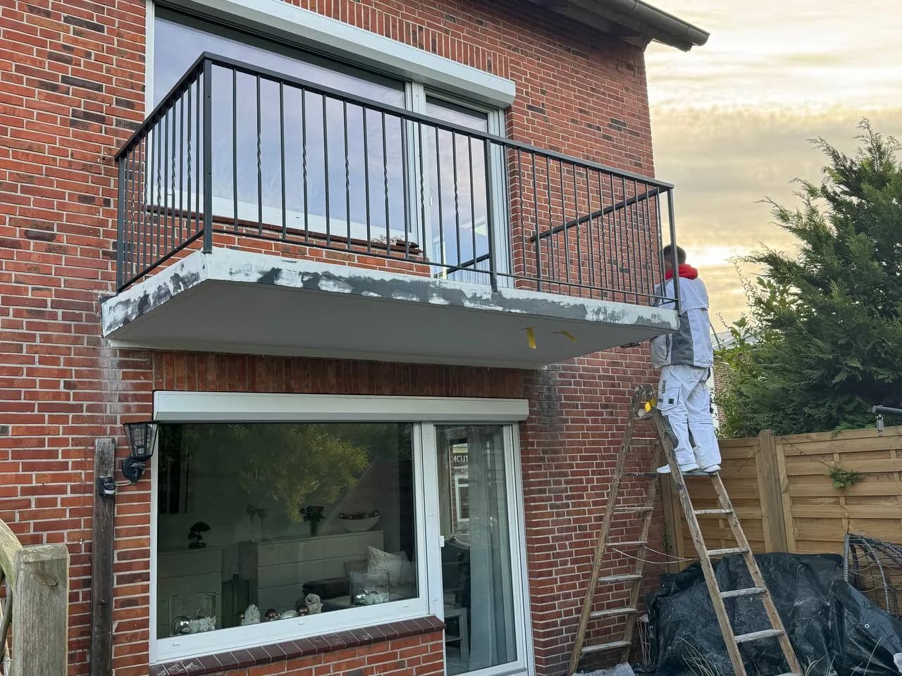 Vorher: Balkon während der Sanierung und das fertige Ergebnis mit neuem Belag und Geländer in Anthrazit